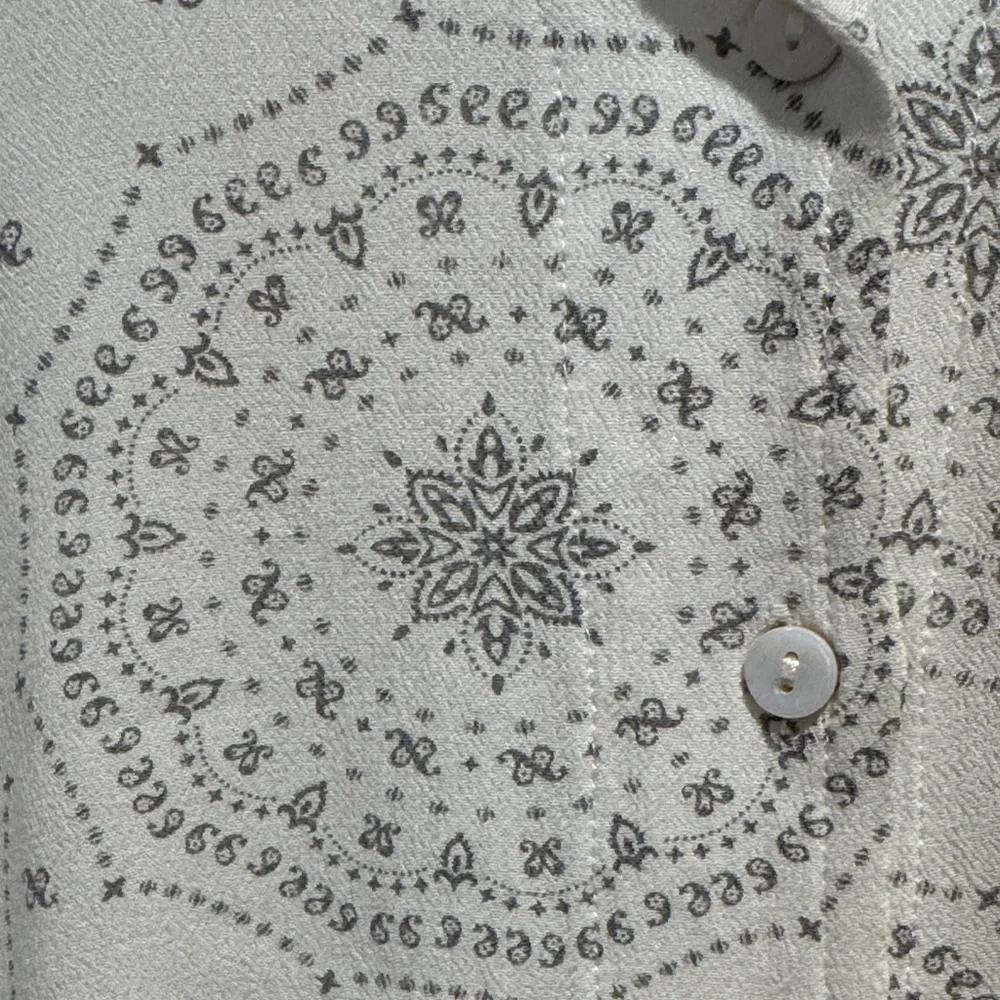 Elegant White Patterned Blouse - Picture 3 of 6